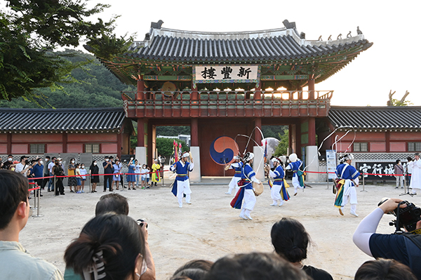 지난해 문화재 야행 기간 수원화성 신풍루 앞에서 진행한 풍물 공연.