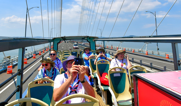 인천에 머무는 잼버리 참가자들을 위해 시 관광문화체험 프로그램을 시작한 8일 영국인 잼버리 참가자들이 인천시티투어 버스를 타고 인천대교를 지나 송도국제도시로 이동한다.   이진우 기자 ljw@kihoilbo.co.kr