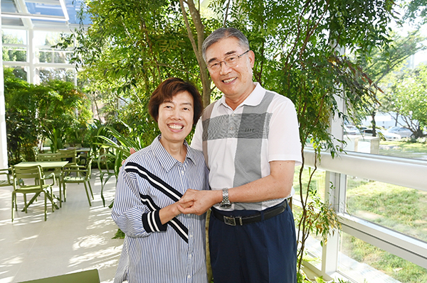 최고 미담 투표에서 2위를 차지한 이양호(오른쪽) 선생님과 제자 김도영 씨가 환한 웃음을 지었다.