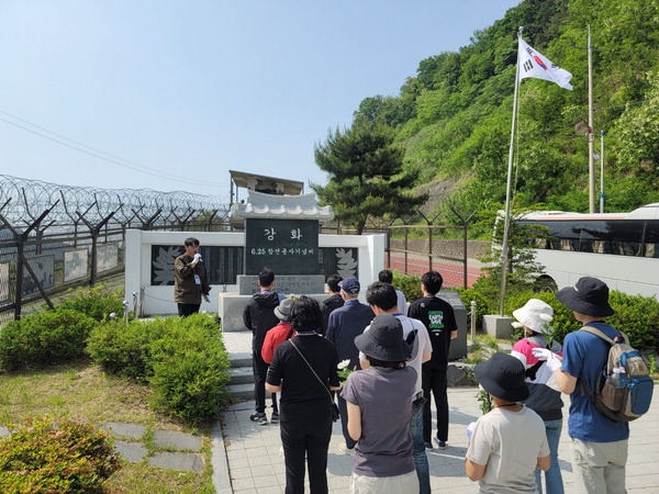 인천시 강화군이 11월까지 ‘DMZ 평화의 길 테마노선 프로그램’을 운영한다.   <강화군 제공>