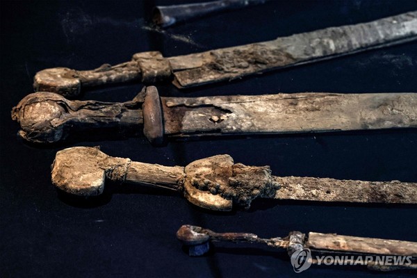 이스라엘 사막 동굴에서 발굴된 로마시대 검들[AFP 연합뉴스 자료사진. 재판매 및 DB 금지]