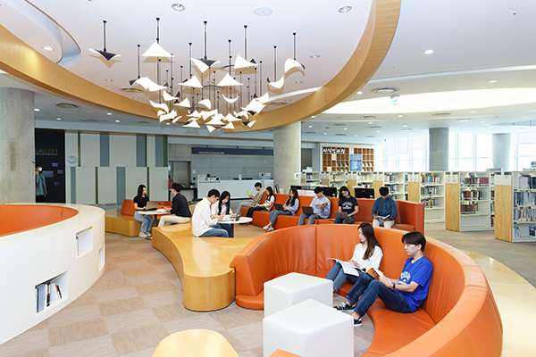 학내 도서관에서 독서를 즐기는 학생들.