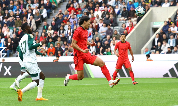 한국 남자 축구 대표팀 조규성(미트월란)이 13일(한국 시간) 영국 뉴캐슬에서 열린 사우디아라비아와의 친선 경기에서 헤딩 결승골을 기록했다.  /연합뉴스