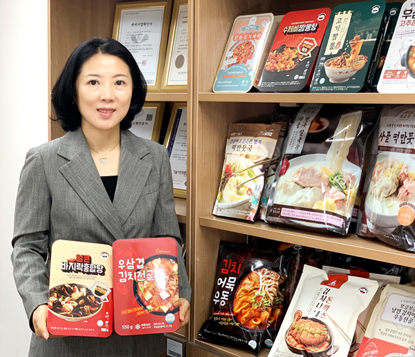 김성희 대표가 밀키트 상품을 소개했다.