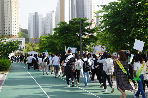 광주 태전고 학생자치회와 학부모들이 탄소중립 실천 교육공동체 연합 발대식을 갖고 거리행진에 나섰다.