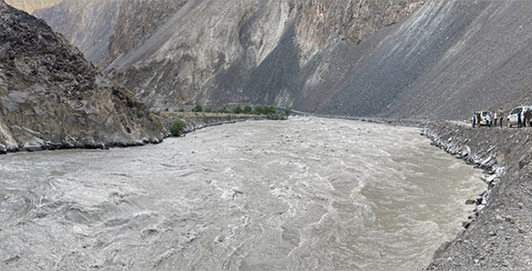 파미르의 험지로 악명 높은 바르탕 계곡을 흐르는 강.