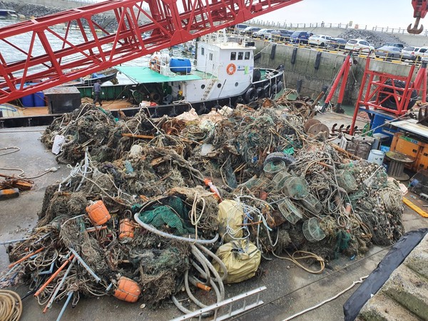 바다 밑에서 건져올린 쓰레기. (위 사진은 기사와 직접적인 관련이 없습니다).사진=해양환경공단 제공.