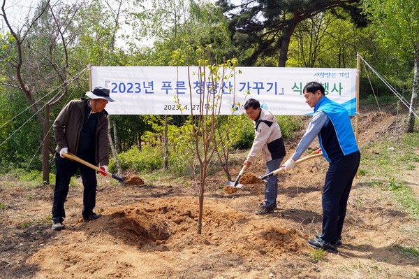 삼천리가 청량산(인천)에 나무를 심는 친환경 캠페인 ‘Clean Day’ 활동을 진행하고 있다.