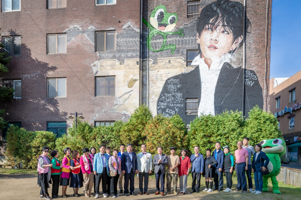생태교통수원 뉴페스타를 앞두고 수원화성사업소 벽면에 BTS 뷔 벽화가 그려져 후원 단체와 시민들이 기념촬영을 했다.