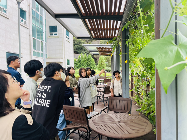기후환경교육센터를 찾은 학생들이 식물 관찰에 열중이다.