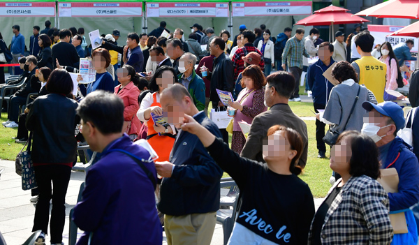 18일 인천시 연수구청 광장에서 연 ‘2023 연수 일자리한마당’에서 구직자들이 면접을 보려고 기다린다.이진우 기자 ljw@kihoilbo.co.kr
