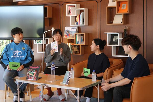 인천시민애(愛)집에서 열린 인천독서대전 참가자들이 ‘요즘, 인천, 책’ 전시를 주제로 담소를 나눴다. <인천 스펙타클워크 제공>