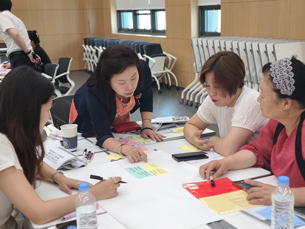 시흥시민캠퍼스Q에서는 강사와 학생이 함께 문제에 대해 고민하고 해결 방안을 도출해 나간다.