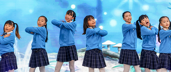 지난달 31일 인천시 연수구 송도컨벤시아에서 열린 ‘제2회 세계를 품은 인천교육 한마당’에서 다문화 어린이합창단이 축하공연을 선보였다.