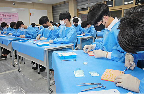 송도고 의과학 중점반 특강 교실에서 실습에 열중인 학생들 모습.