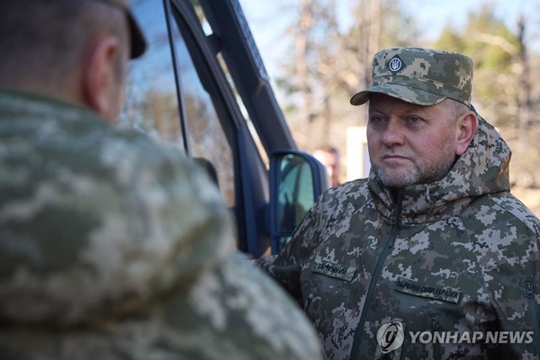 3일(현지시간) 발레리 잘루즈니 우크라이나군 총사령관이 군 훈련소에서 장병을 독려하는 모습