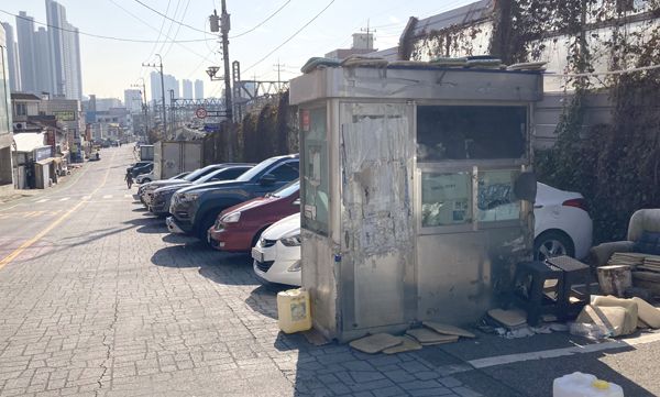 14일 관리자 없이 방치한 인천 동구 화평동 냉면거리 앞 주차장에 차 30여 대가 주차했다.