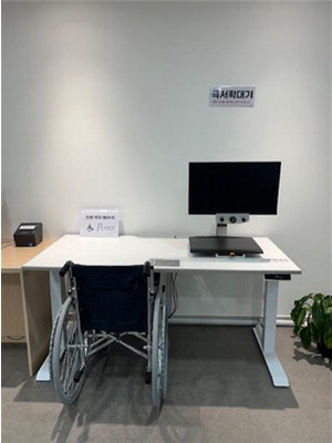 군포 산본도서관에 설치한 장애인용 책상과 컴퓨터.  <군포시 제공>