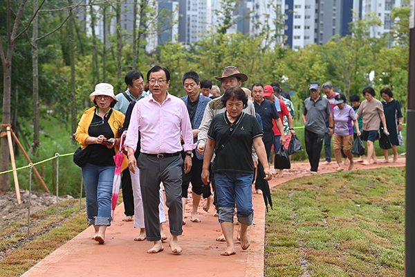 이현재 하남시장이 시민들과 망월동에 있는 미사한강5호 공원 황토산책길을 맨발로 걸었다.