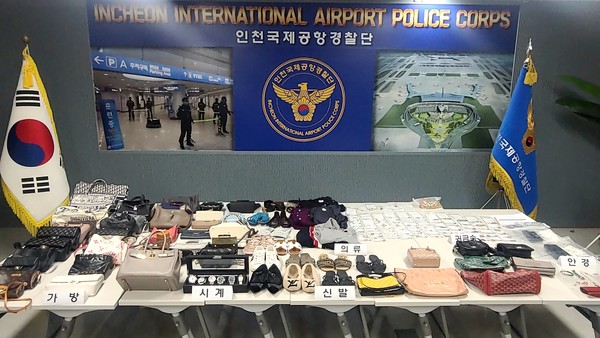 항공사 하청업체 직원이 승객들의 캐리어를 열고 훔친 금품들. /사진= 인천경찰청 제공