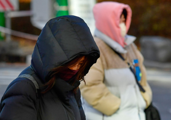 전국 대부분 지역 기온이 영하로 떨어지며 매서운 추위가 몰아친 30일 인천시 미추홀구 한 사거리에서 시민들이 두꺼운 옷을 껴입고 발걸음을 재촉한다.이진우 기자 ljw@kihoilbo.co.kr