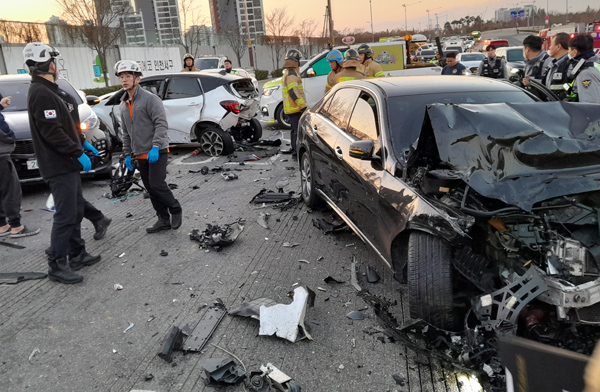 2일 오후 4시 55분께 인천시 서구 가좌동 연희크리캣경기장 사거리에서 차량 7대가 연쇄적으로 충돌해 3명이 부상을 입는 사고가 발생했다. 사진=인천소방본부 제공