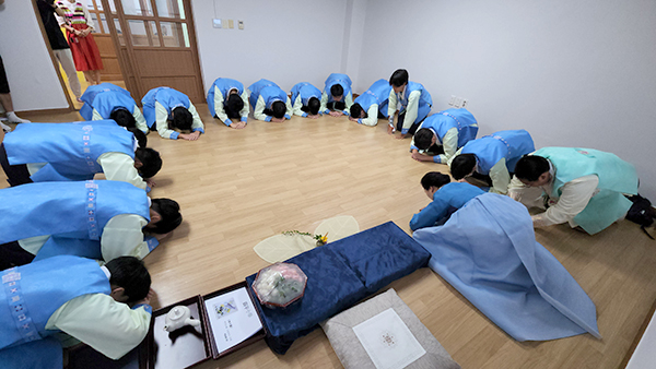 수원 수성중학교는 지난 7월 전 학년 참여 전통예절교육 프로그램을 진행했다. 학생들이 한복을 입고 절하며 배례를 배웠다.