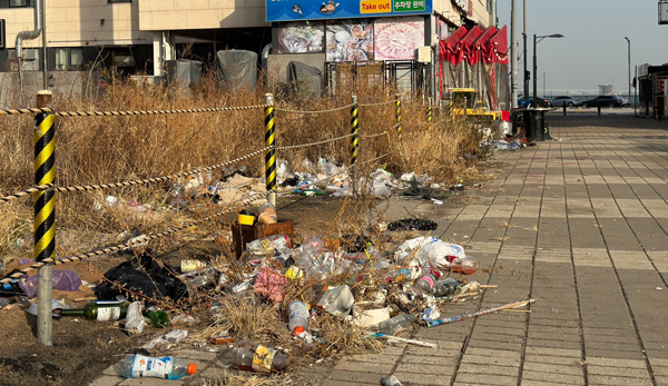 인천시 중구 영종도 구읍뱃터 인근 보행로가 방치된 쓰레기로 마치 쓰레기장 같다.