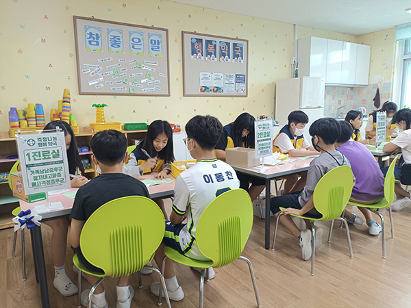 수원 숙지초등학교 학생들이 9월 행복 약국 문화행사를 열어 또래 상담활동을 했다.