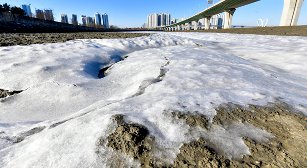 올 겨울 들어 가장 추운 날씨를 보인 17일 인천시 연수구 아암도 갯벌 위로 얼음이 얼었다.  이진우 기자 ljw@kihoilbo.co.kr