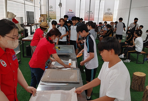 김포 양곡중 학생들이 붕우유신 프로젝트인 한지 만들기 체험에 도전했다.