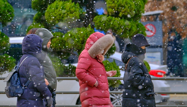중부지방에 눈이 내린 19일 인천시 미추홀구 주안역 앞에서 시민들이 두꺼운 옷을 껴입고 발걸음을 재촉한다.  이진우 기자 ljw@kihoilbo.co.kr