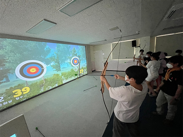 가상현실 스포츠실과 양궁 훈련을 하는 학생들.