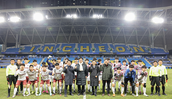 도성훈 인천시교육감이 2023년 교육감배 하이스타리그 결승전에서 출전 학생들과 기념촬영한다.