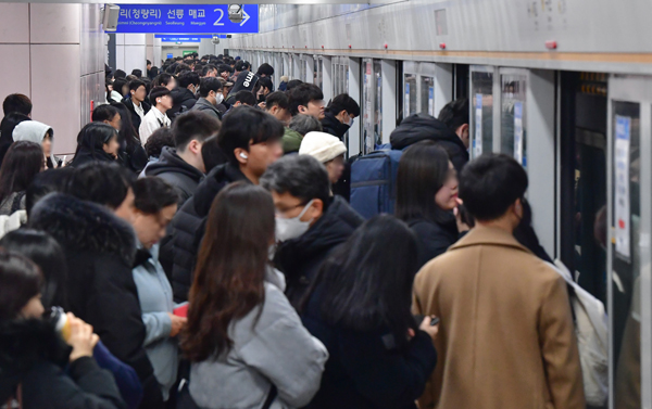 새해 첫 출근길인 2일 수원시 팔달구 수원역에서 시민들이 왕십리행 지하철에 탑승한다.  전광현 기자 jkh16@kihoilbo.co.kr