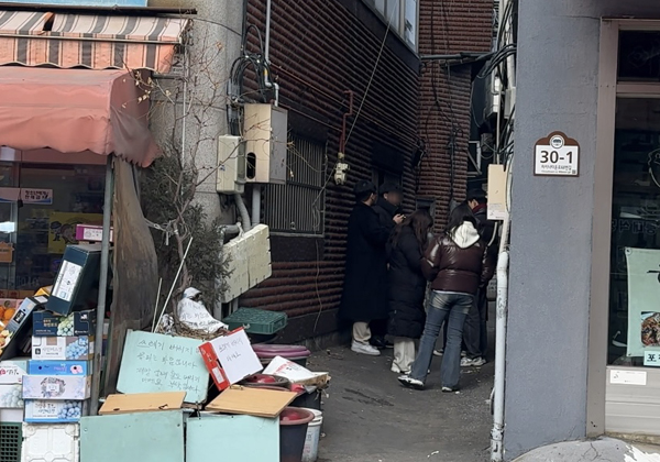 4일 오후 1시께 찾은 인천시 중구 차이나타운 주택가 골목에서 관광객들이 모여 담배를 피운다.