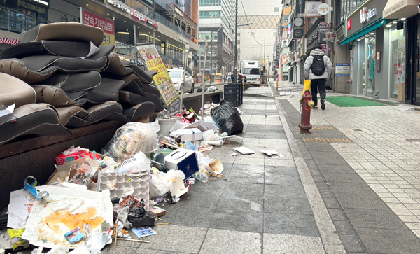 7일 오전 8시께 인천시 남동구 로데오거리 보행로가 쓰레기로 가득하다.