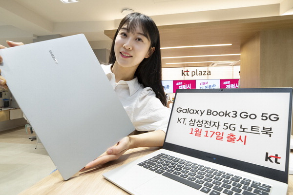 KT가 전국 KT 매장과 공식 온라인몰 KT 닷컴에서 삼성전자 노트북 ‘갤럭시북3 GO 5G’를 공식 출시한다. 사진은 모델이 KT 매장에서 갤럭시북3 GO 5G를 소개하는 모습. /연합뉴스