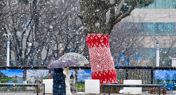 인천지역에 눈비가 내린 17일 인천시청 앞 애뜰광장에서 우산을 쓴 시민들이 지나간다. 이진우 기자 ljw@kihoilbo.co.kr