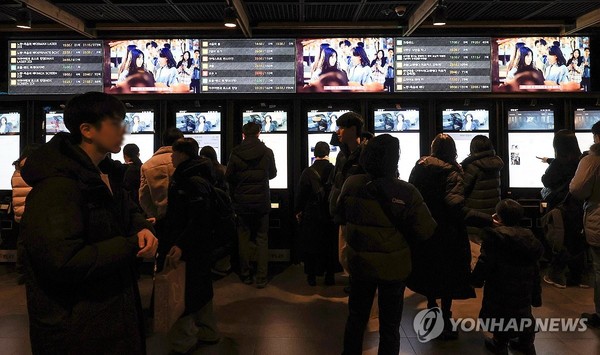 크리스마스에 영화관 찾은 관객들(서울=연합뉴스)  = 성탄절인 25일 오후 서울 CGV 용산아이파크몰을 찾은 관객들이 영화 티켓을 구입하고 있다.