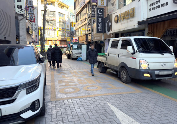 22일 오전 8시께 찾은 인천시 부평구 부평 문화의거리 일원 소방차 출동로는 불법 주정차된 차량으로 진입이 불가능했다.