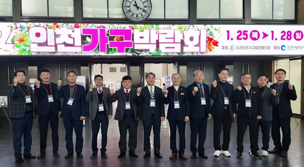 인천시의회 산경위 의원들이 25일 가구박람회를 방문했다. <인천시의회 제공>