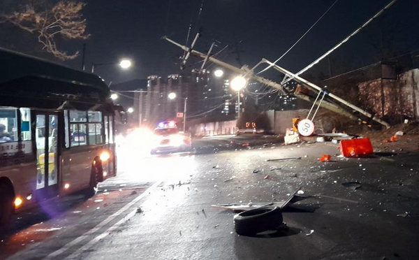 지난 28일 오후 9시15분께 인천 서구 불로동의 한 도로에서 승용차와 SUV차량이 충돌해 전신주를 들이받았다. 사진=인천소방본부 제공