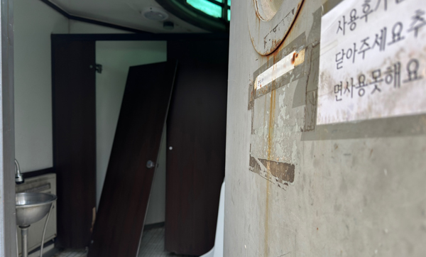 인천시 남동구 승기천 공중화장실(남자화장실)의 좌변기 문짝이 뜯겨진 채 방치됐다.