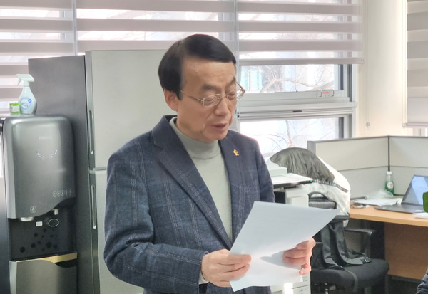 허식 전 인천시의회 의장이 30일 시청에서 의장 불신임 의결 효력정지 가처분 신청을 예고하는 기자회견을 했다.