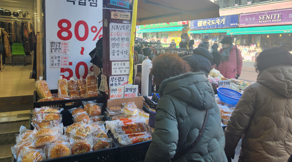 수원 팔달문 시장에 있는 '천원 빵 가게'.