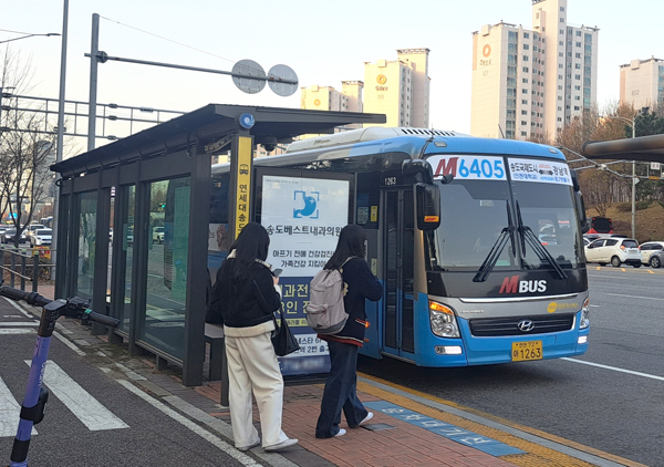 인천 송도국제도시 연세대송도캠퍼스 정류장에 M6405 버스가 정차했다.