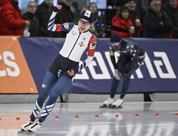 한국의 김민선 선수가 4일(한국시간) 캐나다 퀘벡에서 열린 ISU 스피드스케이팅 월드컵 여자 500m 경기에서 우승을 자축한다.  /연합뉴스