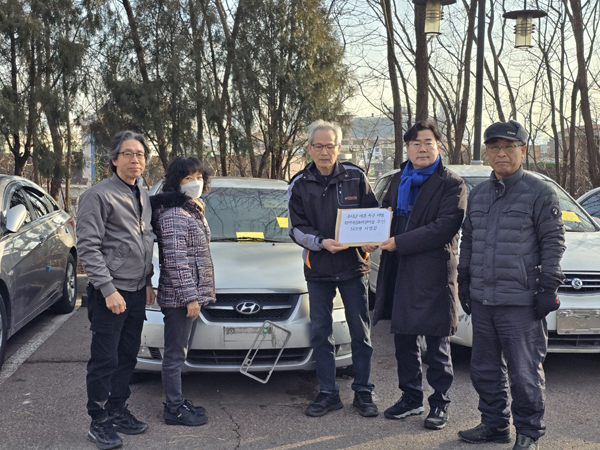박찬대 국회의원이 장미근린공원 주차장 문제 해결을 촉구하는 서명을 전달받았다.<사진= 박찬대 의원실 제공>