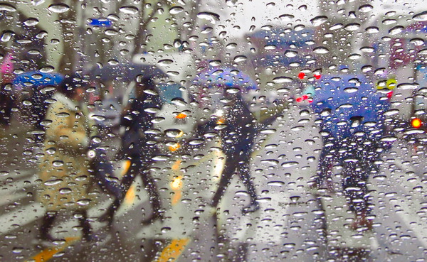 전국 대부분 지역에서 눈비가 내린 15일 수원특례시 한 거리에서 우산을 쓴 시민들이 발걸음을 옮긴다. 　 전광현 기자 jkh16@kihoilbo.co.kr